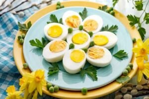 उबला अंडा या आमलेट.. जानें स्वास्थ्य केˈ लिए किसका सेवन करना है बेहतरˌ