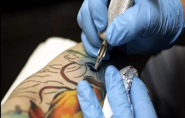 गर्भवती लड़की ने ऐसी जगह गुदवाया टैटू,ˈ एक भूल से तबाह हो गई दो जिंदगी