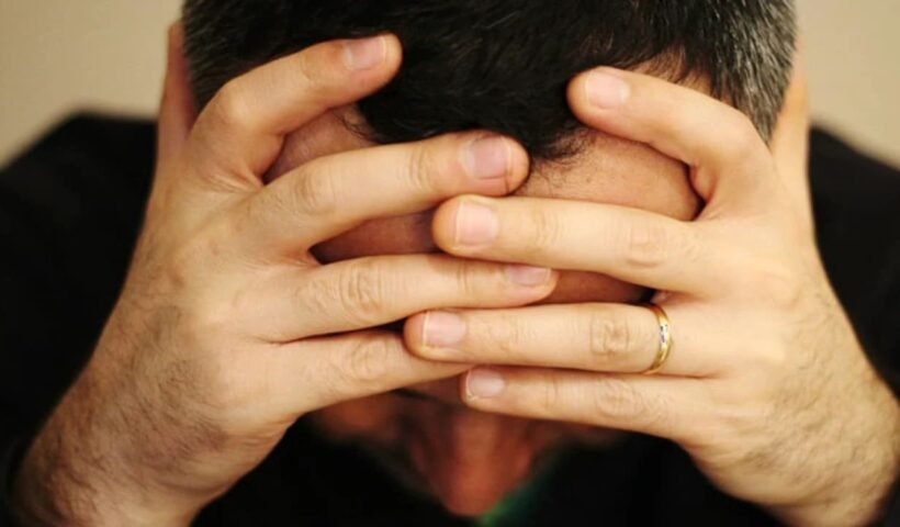 पिता की मौत के बाद खाता बंदˈ कराने बैंक गए थे मां-बेटे, वहां जो पता चला उसे सुन हिल गए दोनोंˌ