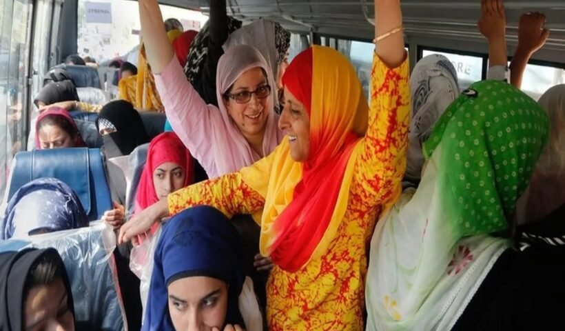 बस में महिला को मसाज देने लगाˈ शख्स, रगड़ने लगा बदन, तभी दीदी ने सीखा दिया सबकˌ