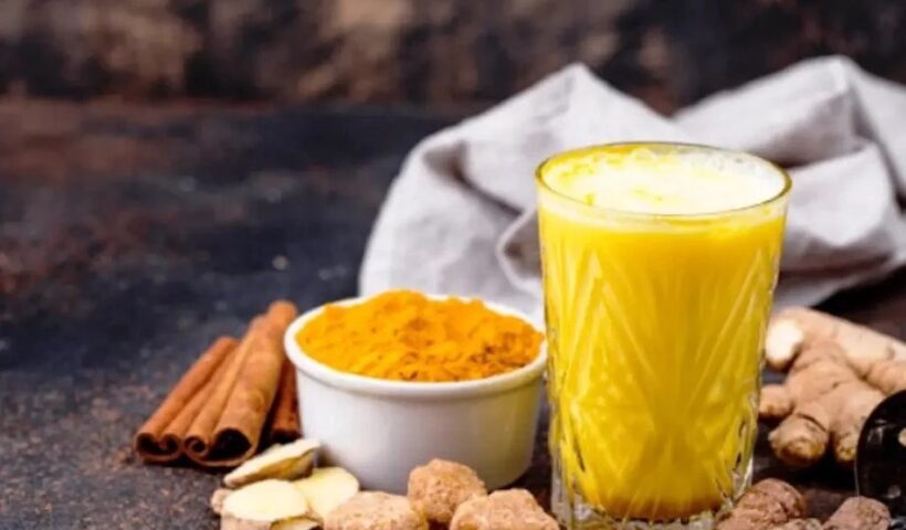 रात को सोने से पहले पीले हल्दीˈ वाला दूध, फिर देखे कैसे दिखता हैं आपको कमालˌ