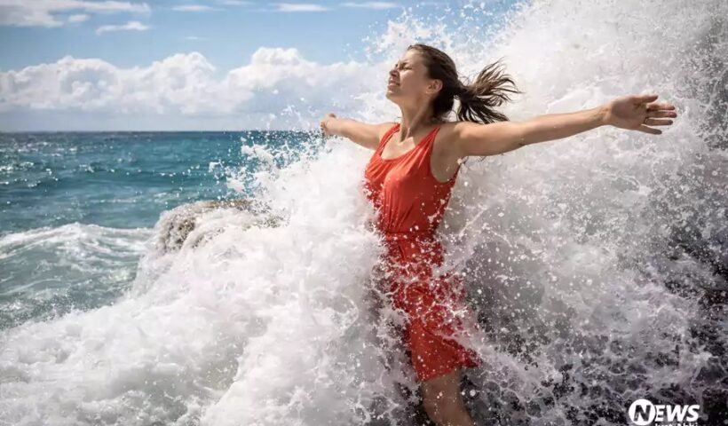 समुद्र किनारे टाइटैनिक पोज में फोटो खींचवाˈ रही थी महिला, तभी अचानक से लहर आई और फिर जो हुआ…