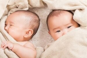 19वर्षीय महिला के हुवे जुड़वा​ बच्चे, दोनो के पिता अलग अलग, मामला जान हैरान हैं सब