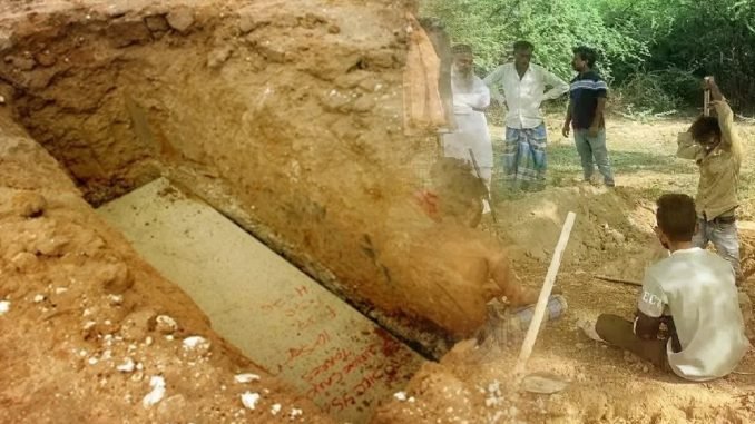 20साल बाद सपने में आए​ पिता कहा- मेरी कब्र सही करवा दो… बेटे ने खुदवाई तो देख हैरत में पड़े लोग