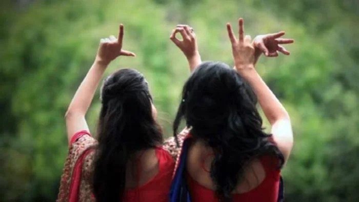 2ˈ लड़कियों को आपस में हो गया प्यार, करने लगी शादी करने की जिद, जानें फिर क्या हुआ