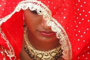 6 साल की मासूम को रोता छोड़ गायब हो गई मां, अलमारी देख पति के उड़े होश… WhatsApp ने उलझाई गुत्थी