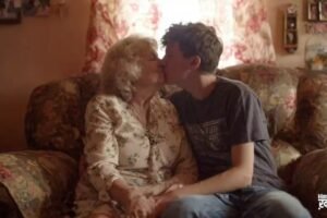 68 साल की दादी को हुआ खुद से आधी उम्र के लड़के संग प्यार, 17 लाख की चपत लगा भाग गया प्रेमी