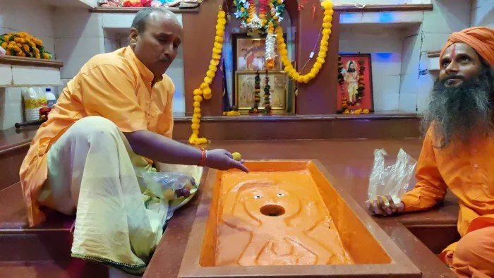 700ˈ साल पुरानी मंदिर जहां हनुमान जी की मूर्ति खाती है लड्डू पीती है दूध और जपती है राम नाम