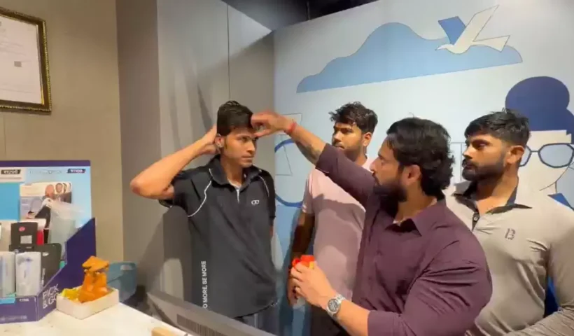 Gaur City Mall में Lenskart शोरूम पर बजरंग दल कार्यकर्ताओं ने क्यों किया प्रदर्शन? आंदोलन की दी चेतावनी