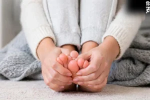 Health Alert: हाथ पैर का बिना वजह ठंडा पड़ना हो सकता है बड़े खतरे का संकेत! गलती से भी न करें इग्नोर