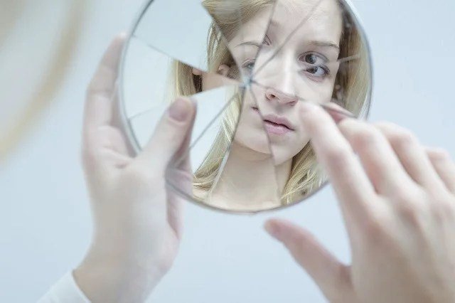 अगर आपके घर में भी है टूटा आईना तो फौरन फेंक दें, वरना 7 साल के लिए पड़ेगा पछताना