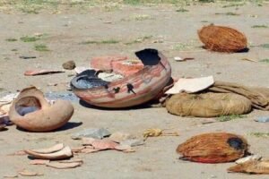 अगरसड़क पर दिखे ये 5​ चीजें तो भूलकर भी न करें पार वरना जीवन में आने लगती हैं परेशानियाँ