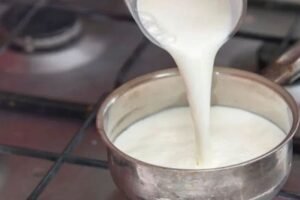 इनˈ बर्तनों में भूलकर भी ना उबाले दूध वरना शरीर में बन जाएगा जहर