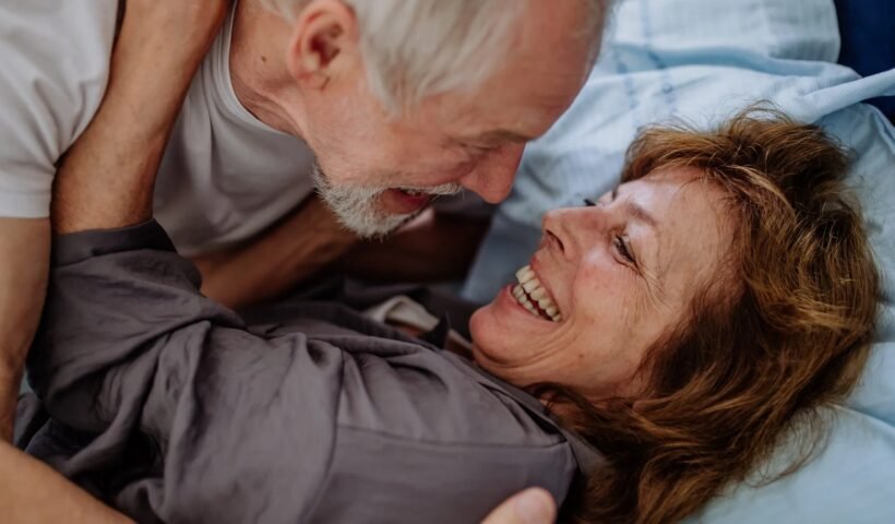 उम्र भले बढ़ जाए, जोश नहीं! जानिए क्यों 70 की उम्र में भी पुरुष लेते हैं सेक्स का भरपूर मजा