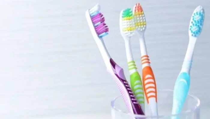 एकˈ टूथब्रश को कितने दिनों तक इस्तेमाल करना चाहिए? जाने इसे बदलने का सही समय