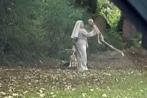 कब्रिस्तानके पास मानव कंकाल के​ साथ खेलती कूदती दिखी महिला, नजारा देख डर गऐ राहगीर