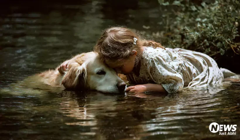 कुत्तेने निभाया वफादारी का फ़र्ज़,​ छोटी सी बच्ची को नदी में गिरने से बचाया, Video वायरल