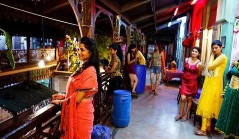 कौनˈ है GB रोड का मालिक? जहां दिन में खुलती है हार्डवेयर की दुकान, रात को बेचा जाता है जिस्म