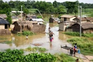 गांव में आई बाढ़ सब भागने लगे भक्त नहीं गया बोला भगवान मुझे बचाएंगे जाने फिर क्या हुआ