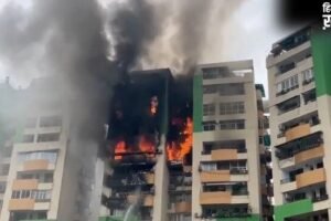 गाजियाबाद की गौर ग्रीन एवेन्यू सोसाइटी की बहुमंजिला इमारत में भीषण आग, लोगों में मचा हाहाकार