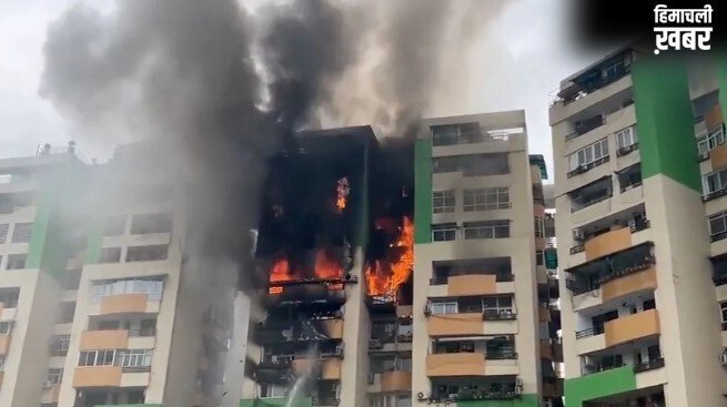 गाजियाबाद की गौर ग्रीन एवेन्यू सोसाइटी की बहुमंजिला इमारत में भीषण आग, लोगों में मचा हाहाकार