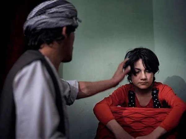 जानिए अफगानिस्तान की बच्चाबाजी प्रथा के बारे में, जो खड़े कर देगी आपके रोंग…