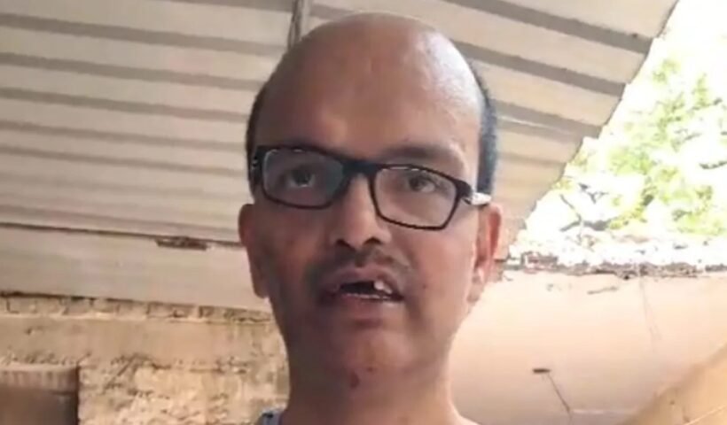 टूटी सड़क का मजाक⁣⁣ बनाया तो पीटा, 3 दांत तोड़े, टूटे दांत हाथ में देकर बोला- ‘लो बन गई सड़क’