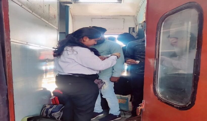 ट्रेनˈ में TT ने मांगा टिकट यात्री हाथ पकड़कर ले गया बाथरूम अंदर ऐसा कुछ दिखाया कि ठनक गया माथा