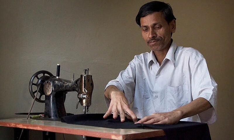 दर्जी हमेशा सुई टोपी में और कैंची पैरों में रखता था बेटे ने वजह पूछी तो मिला शानदार जवाब