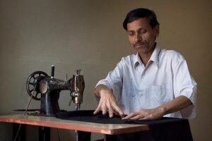 दर्जी हमेशा सुई टोपी में और कैंची पैरों में रखता था बेटे ने वजह पूछी तो मिला शानदार जवाब