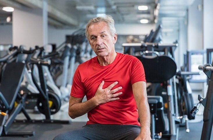 दिलके कमजोर होने पर शरीर​ देता है ये संकेत हार्ट अटैक आने से पहले संभल जाएं चेकअप कराएं