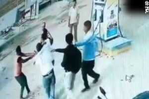देवरिया में पंप पर खत्म था पेट्रोल, दबंगों ने मैनेजर और कर्मचारियों को पीट डाला, CCTV वायरल