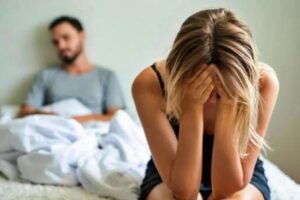 पति से लड़ दूसरे कमरे में सो गई बीवी, आधी रात गया मनाने-सीन देख उडे होश