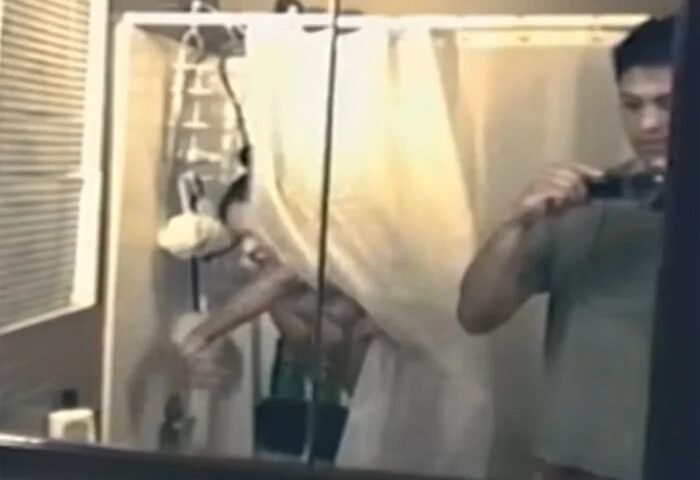 पत्नी के नहाने का Video बना रहा था शख्स, कैमरे में कैद हुई डरावनी चीज, कमजोर दिल वाले न देखें