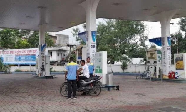 पेट्रोलˈ पंप पर फ्री मिलती है ये 9 चीजें तेल भरवाने के साथ जरूर जान लें कार-बाइक सवार