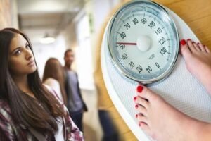 प्यारˈ में पड़ने के बाद क्या वाकई बढ़ने लगता है वजन जानिये क्या कहती है स्टडी