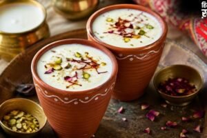 बनारसी स्टाइल में घर पर बनाएं ठंडी-ठंडी लस्सी, देखें मिनटों में तैयार होने वाली आसान