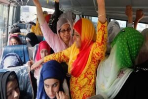 बसमें महिला को मसाज देने​ लगा शख्स, रगड़ने लगा बदन, तभी दीदी ने सीखा दिया सबक