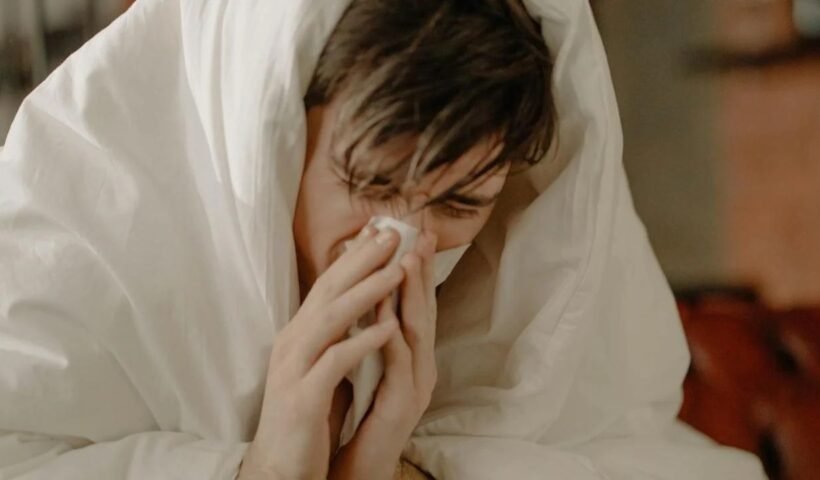 बार-बार छींकता था युवक 20 साल बाद नाक से निकली ऐसी चीज देखकर डॉक्टर भी हिल गए