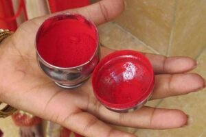 भारतमें यहां सिंदूर नहीं लगा​ सकती सुहागिन महिला कुर्सी पर बैठना भी है मना जानें क्या है वजह?