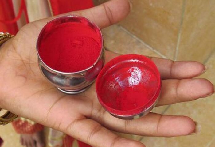 भारतमें यहां सिंदूर नहीं लगा​ सकती सुहागिन महिला कुर्सी पर बैठना भी है मना जानें क्या है वजह?