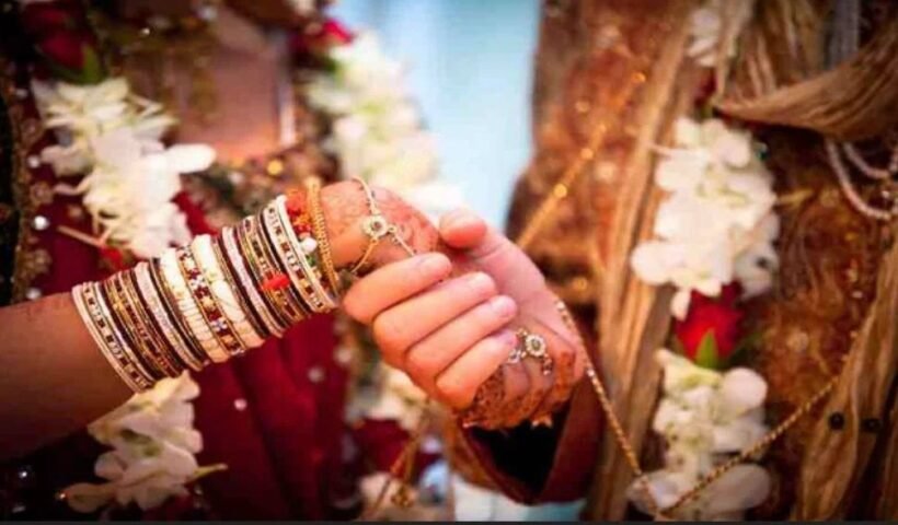 मंडप में लेट पहुंचा दूल्हा तो गुस्साई दुल्हन ने दूसरे से कर ली शादी सिर पकड़कर बैठ गया दूल्हा