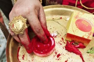 मांगभरने से पहले ऐसे करें​ असली सिंदूर की पहचान, नकली सिंदूर शरीर को पहुंचाता है नुकसान