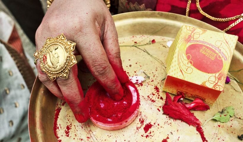 मांगभरने से पहले ऐसे करें​ असली सिंदूर की पहचान, नकली सिंदूर शरीर को पहुंचाता है नुकसान