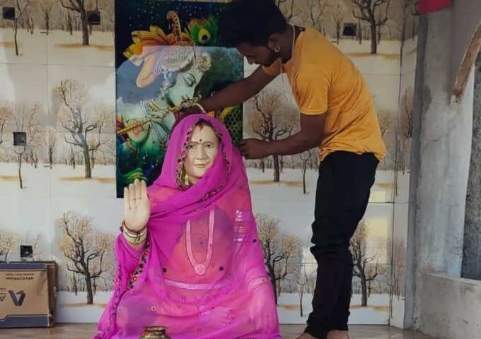 मौतके बाद पत्नी साथ रहे,​ इसलिए पति ने बनवा दिया उसका मंदिर, रोज पहनाता है साड़ी, खिलाता है खाना