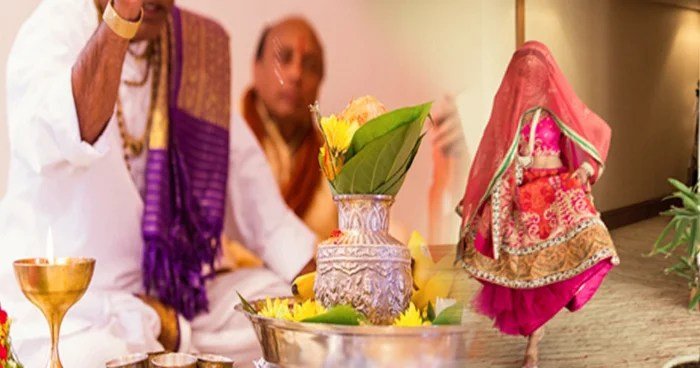 शादी करा रहे पंडित के साथ ही भाग गई दुल्हन साथ ले उड़ी 1.5 लाख के गहने