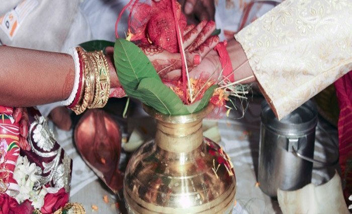 शादीके 1 घंटे बाद तलाक​ लेने कोर्ट पहुंचा कपल, कोर्ट ने सुनाई ऐसी अनोखी सजा उड़ गए तोते