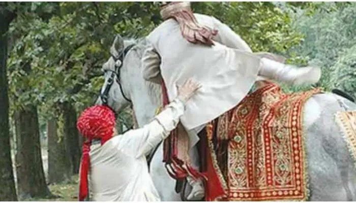 सिंदूरˈ लगाने जा रहे दूल्हे के मोबाइल पर अचानक आया ऐसा मैसेज देखते ही मंडप छोड़कर भाग निकला