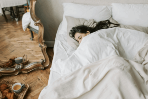 सोतेसमय बिस्तर के पास न​ रखें ये 5 चीजें, नाराज हो जाएंगी धन की देवी