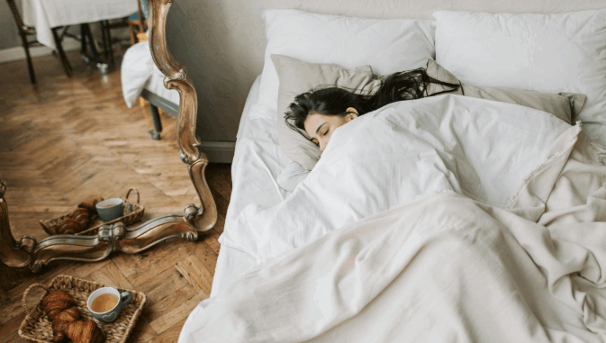 सोतेसमय बिस्तर के पास न​ रखें ये 5 चीजें, नाराज हो जाएंगी धन की देवी